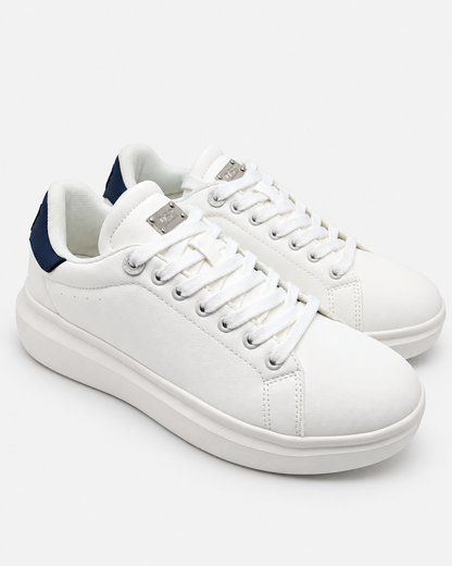 Paio di sneakers uomo bianche DS2 Essential Oversize con tallone blu, vista a tre quarti