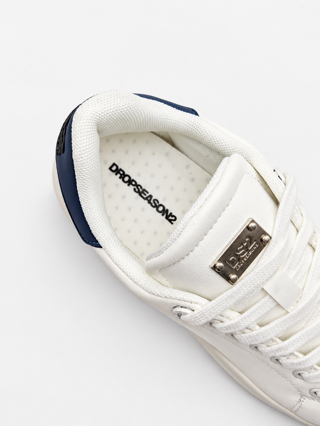 Interno e soletta con logo Drop Season 2 della sneaker DS2 Essential Oversize bianco blu