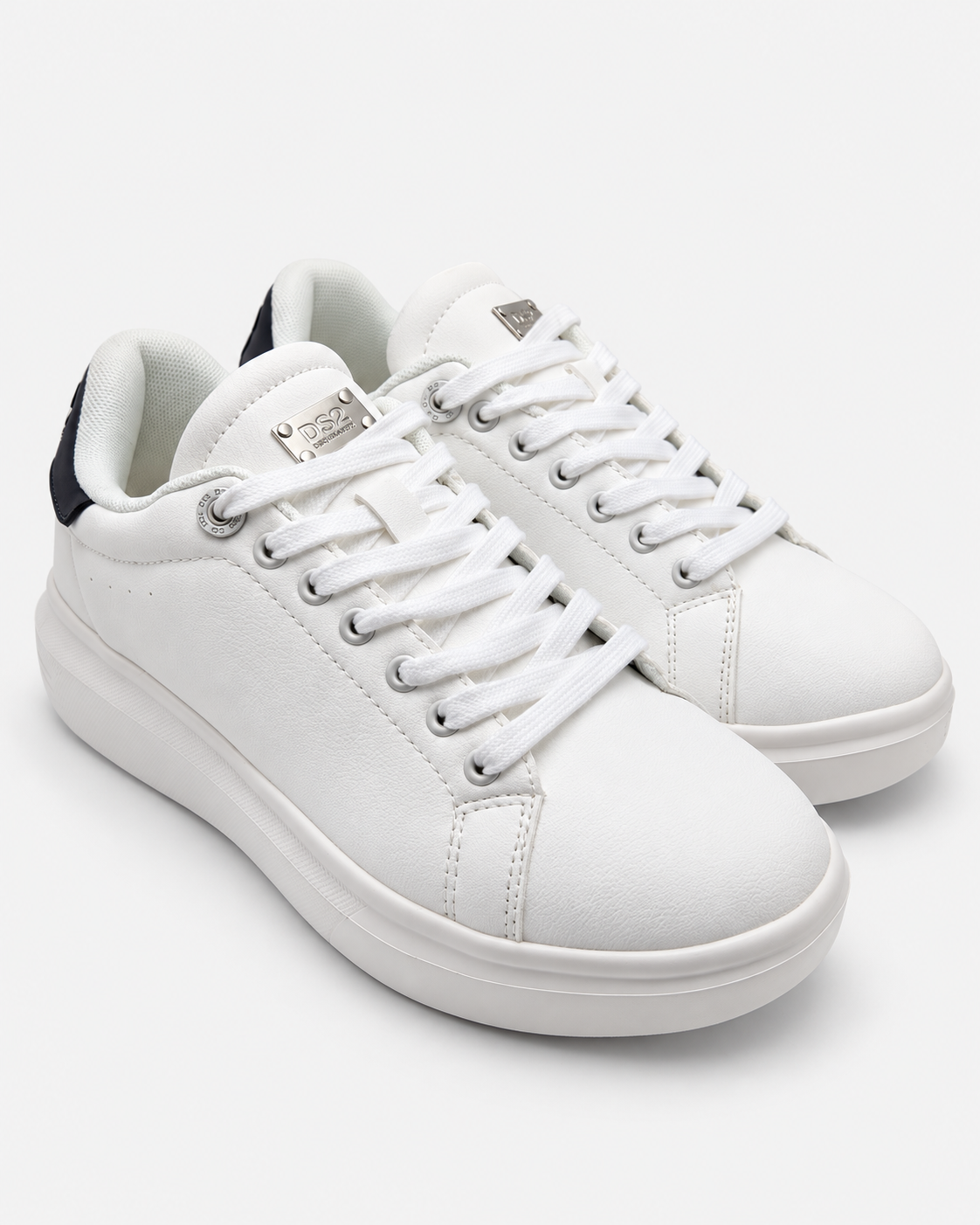 Paio di sneakers uomo bianche DS2 Essential Oversize con tallone grigio, vista a tre quarti