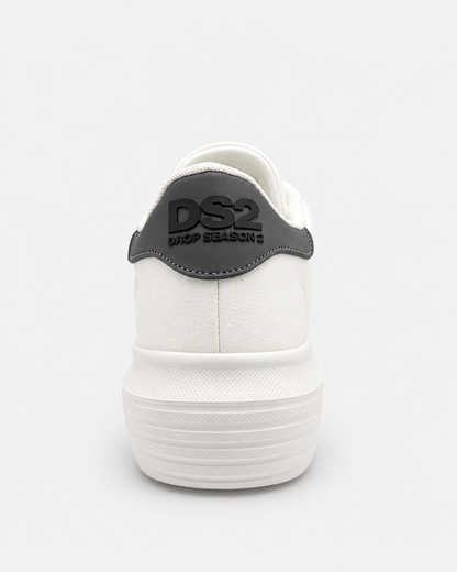 Sneaker DS2 Essential Oversize bianca, vista posteriore del tallone grigio con logo