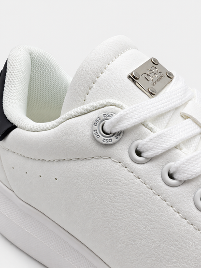 Dettaglio degli occhielli e dei lacci bianchi della sneaker DS2 Essential Oversize