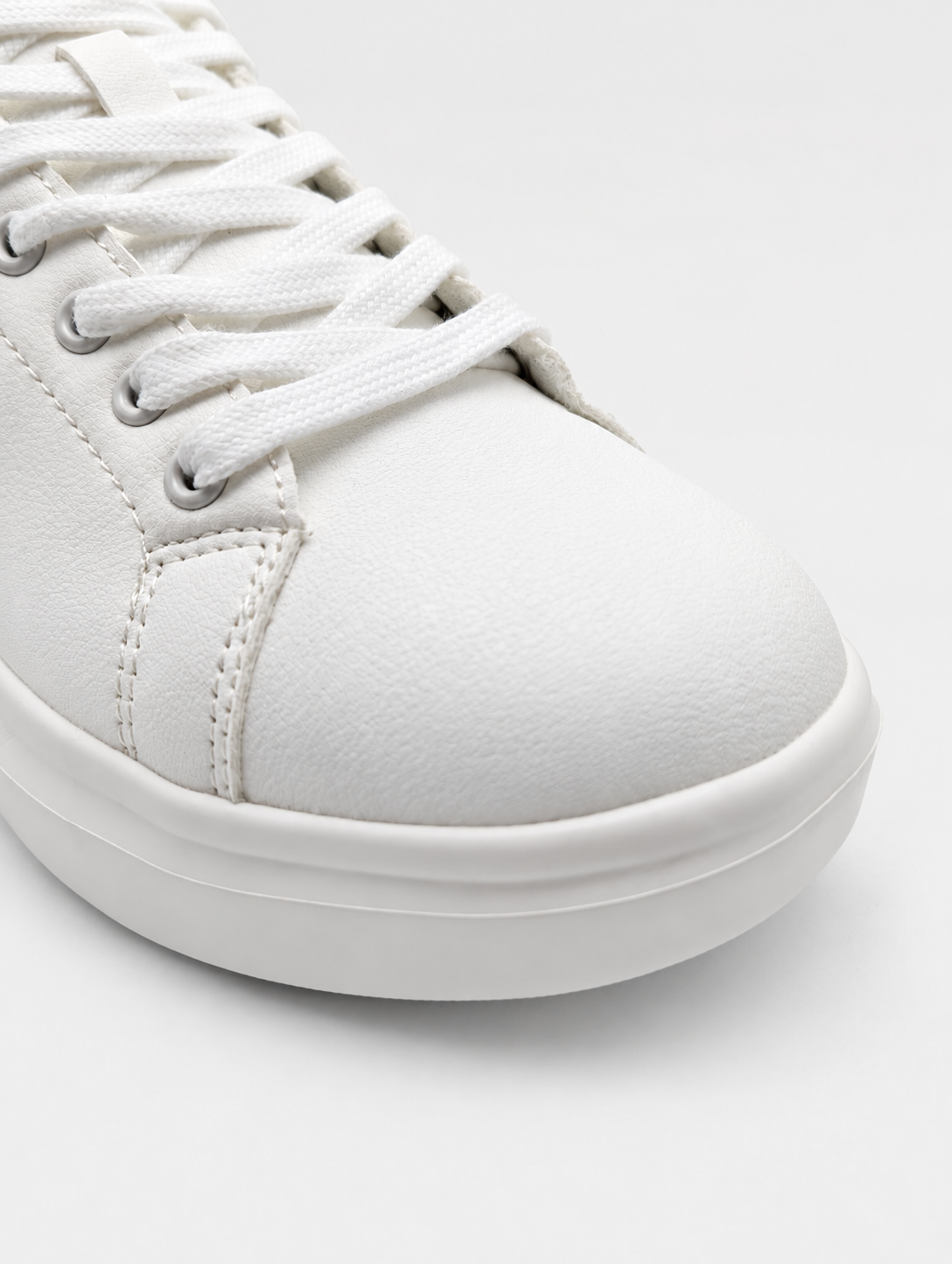 Dettaglio della punta bianca e della suola alta della sneaker DS2 Essential Oversize