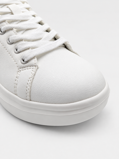 Dettaglio della punta bianca e della suola alta della sneaker DS2 Essential Oversize
