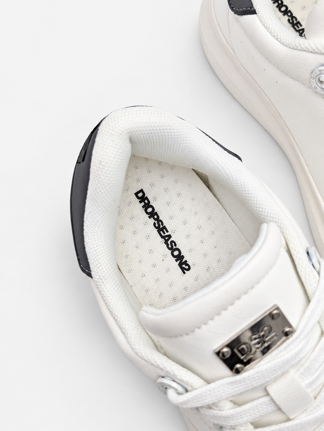 Interno della sneaker DS2 Essential Oversize bianca con soletta e logo Drop Season 2