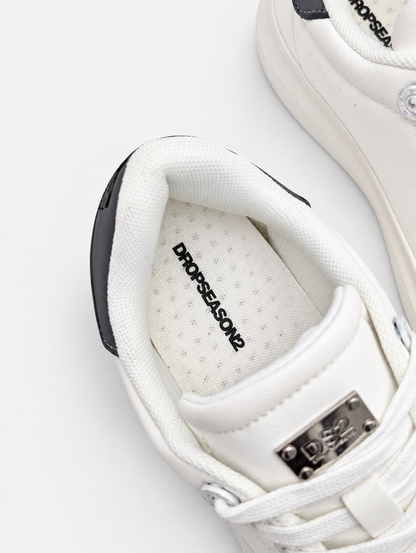 Interno della sneaker DS2 Essential Oversize bianca con soletta e logo Drop Season 2
