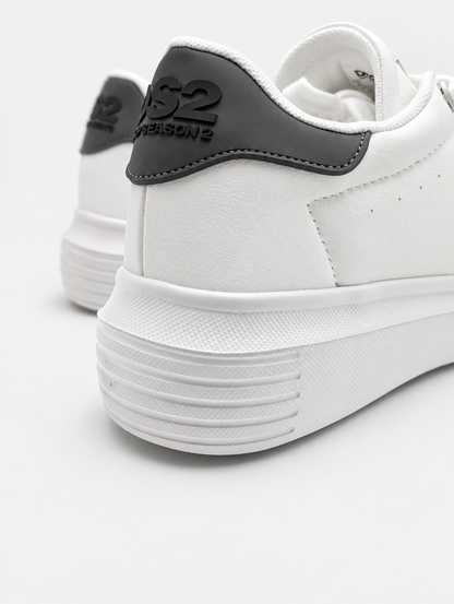 Dettaglio del tallone grigio con logo DS2 e della suola alta delle sneakers Essential Oversize