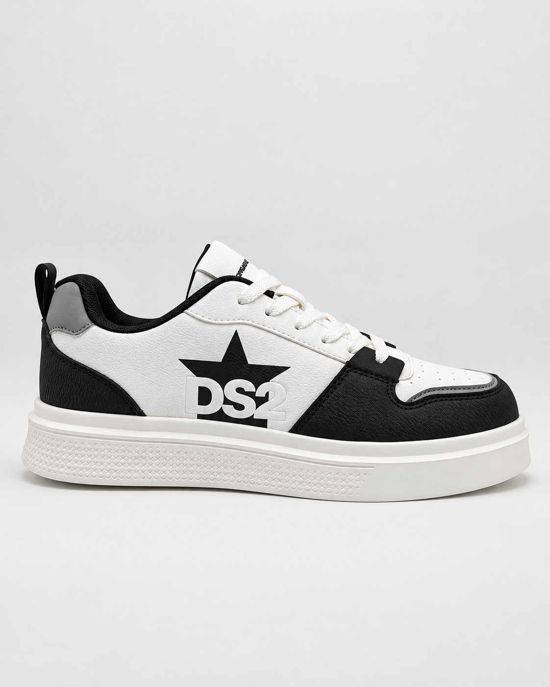 Vista laterale esterna delle sneakers uomo DS2 Platform Star bianche e nere con stella nera e suola alta