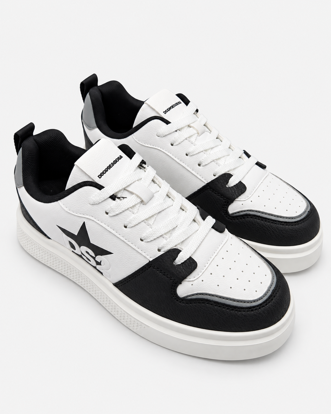 Paio di sneakers uomo DS2 Platform Star bianco nero visto di tre quarti