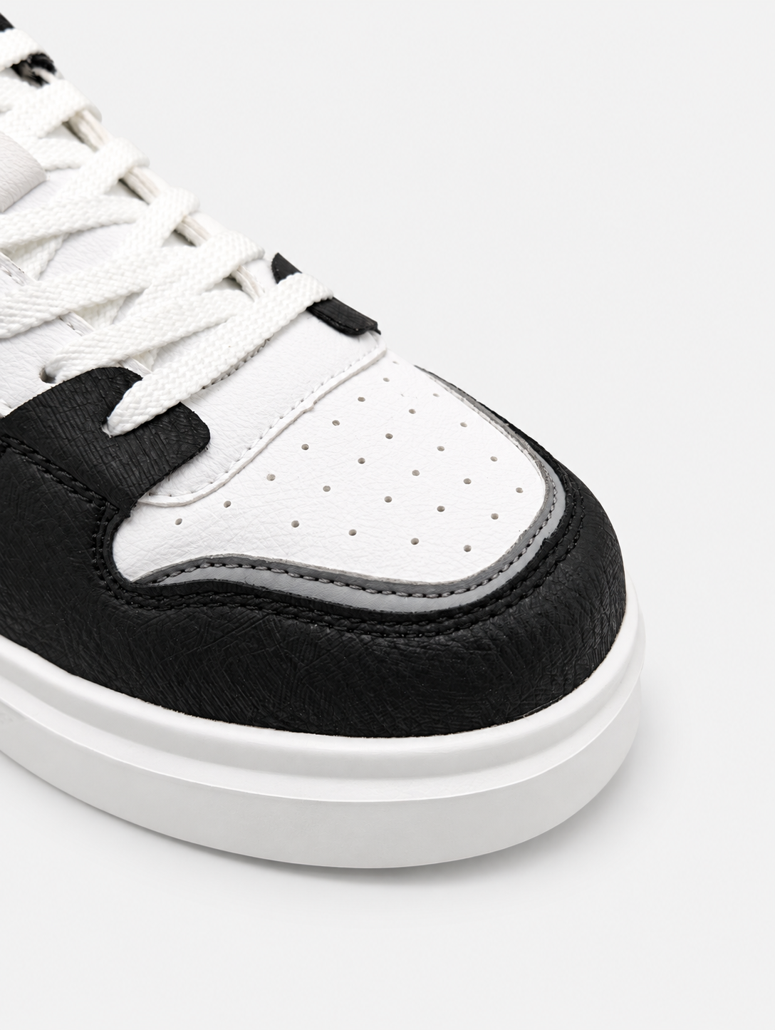 Punta traforata bianca con profilo grigio e inserti neri delle sneakers DS2 Platform Star