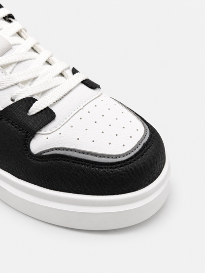 Punta traforata bianca con profilo grigio e inserti neri delle sneakers DS2 Platform Star