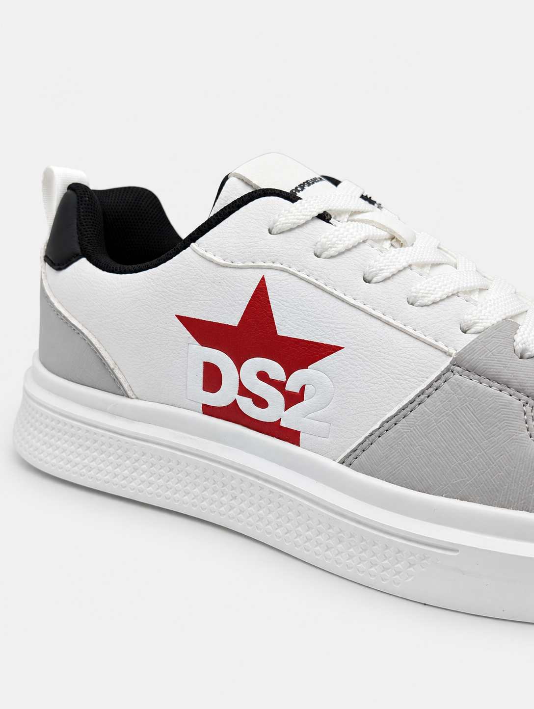 Dettaglio della stella rossa con logo DS2 sul lato delle sneakers Platform Star bianco grigio