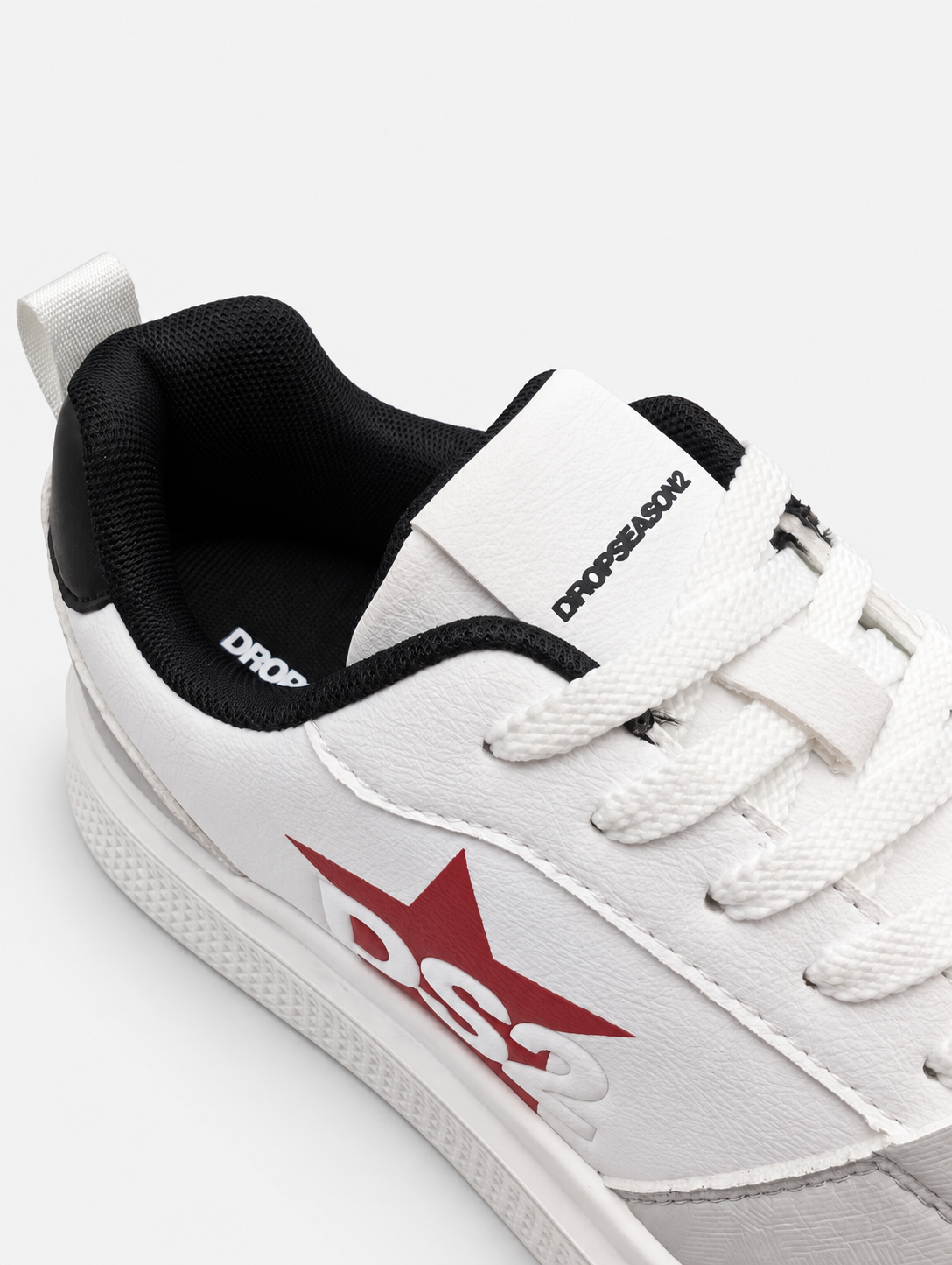 Lacci bianchi e linguetta con logo Drop Season 2 delle sneakers DS2 Platform Star bianco grigio