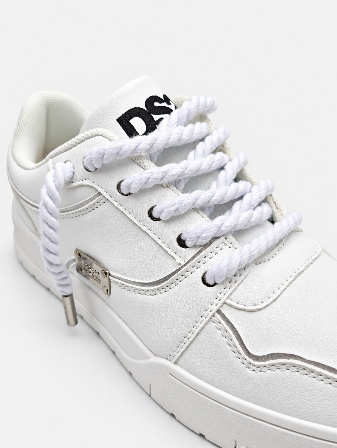 Dettaglio dei lacci grossi effetto corda delle sneakers DS2 ROP bianche