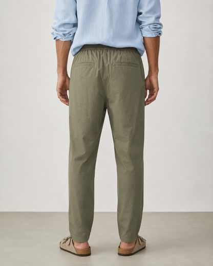 Pantalone uomo carrot fit verde oliva in fresco cotone con vita elastica