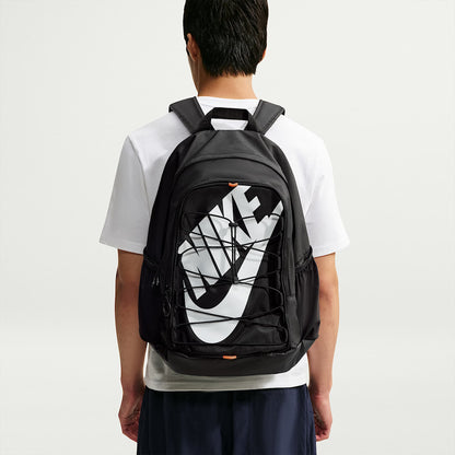 Zaino Nike Hayward 26L nero HJ8200-010 - indossato