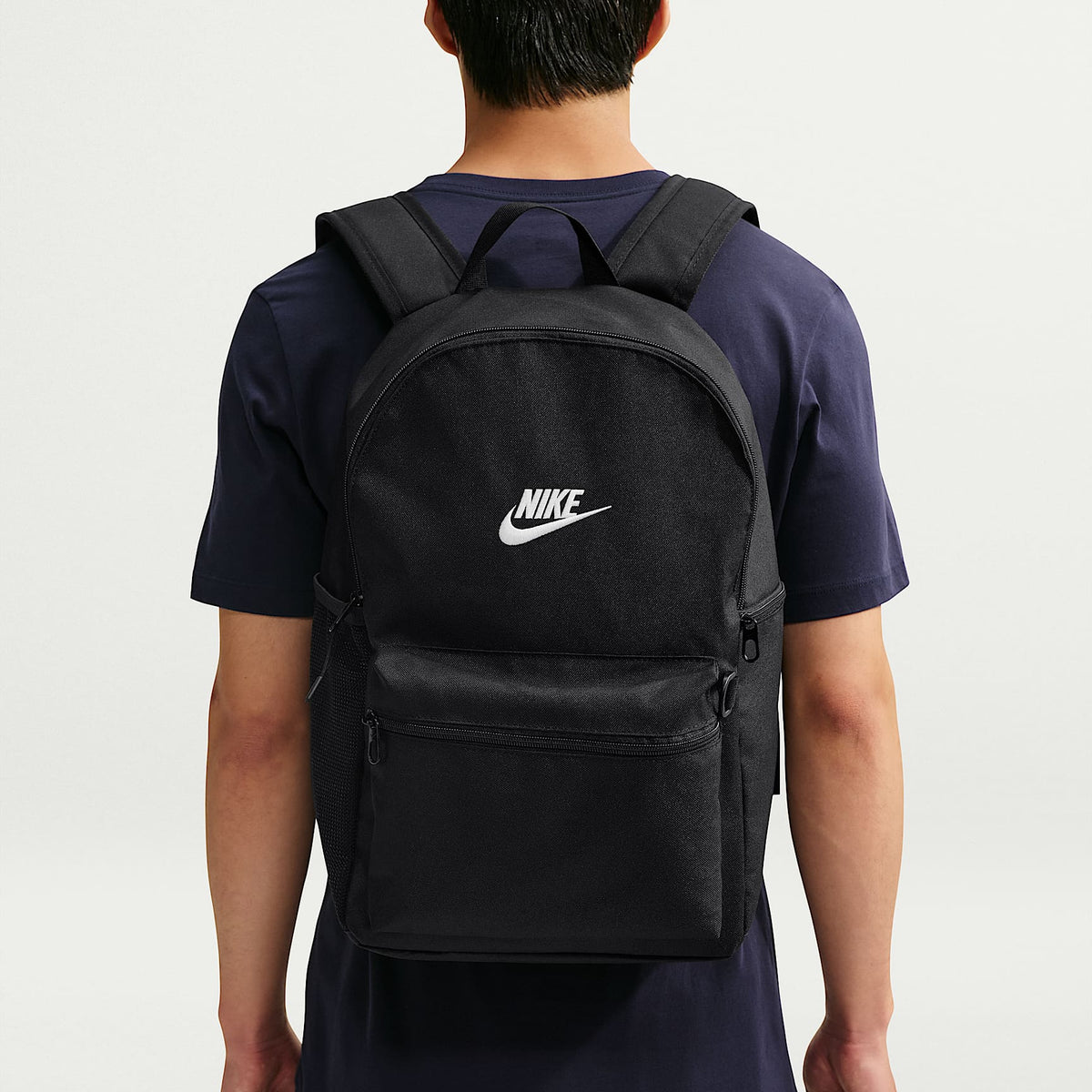 Zaino Nike Heritage 2.0 23L nero IB4343-010, indossato