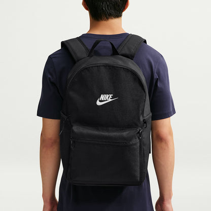Zaino Nike Heritage 2.0 23L nero IB4343-010, indossato