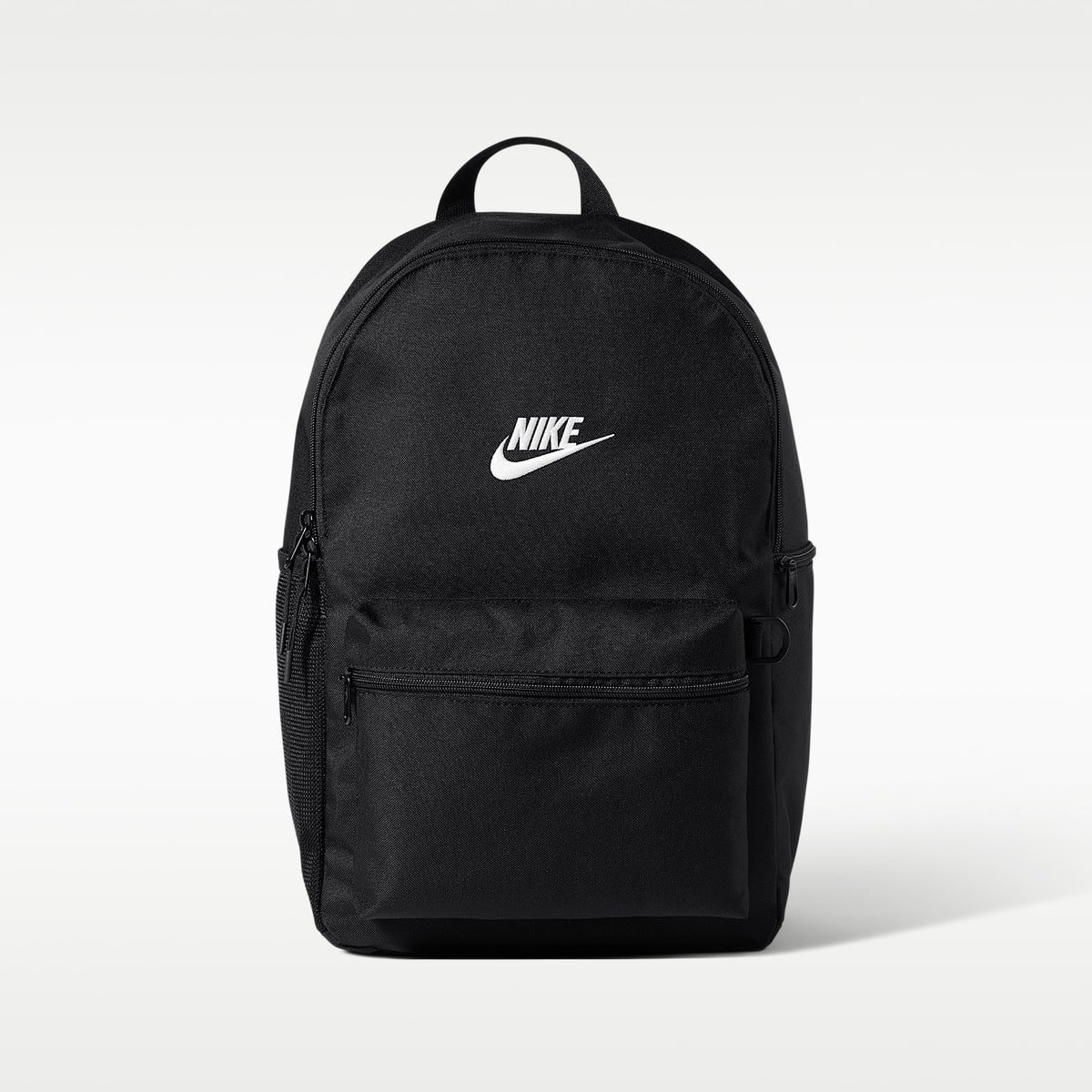 Zaino Nike Heritage 2.0 23L nero IB4343-010, vista frontale con logo ricamato