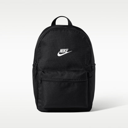 Zaino Nike Heritage 2.0 23L nero IB4343-010, vista frontale con logo ricamato