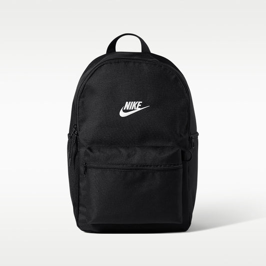 Zaino Nike Heritage 2.0 23L nero IB4343-010, vista frontale con logo ricamato