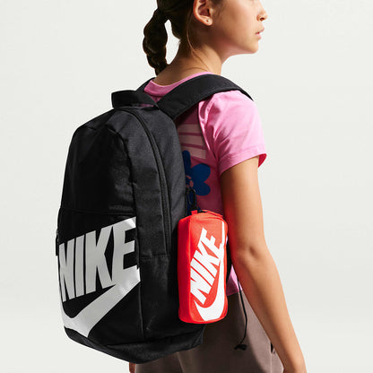 Zaino Nike Elemental Shoebox 20L nero HJ4186-010, indossato